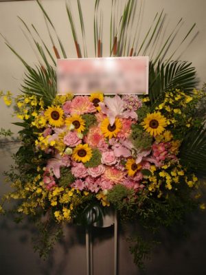 スタンド花。NHKホールにお届け。ヒマワリなどを。