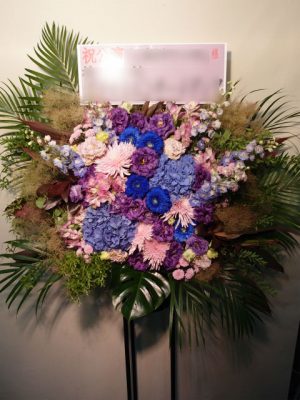 スタンド花。EXシアターにお届け。青と紫。