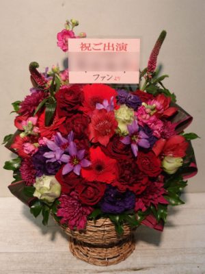 贈先：岡田地平様宛 場所：新宿LIVE FREAK イメージ：赤、紫 用途：楽屋御見舞 生花アレンジメント