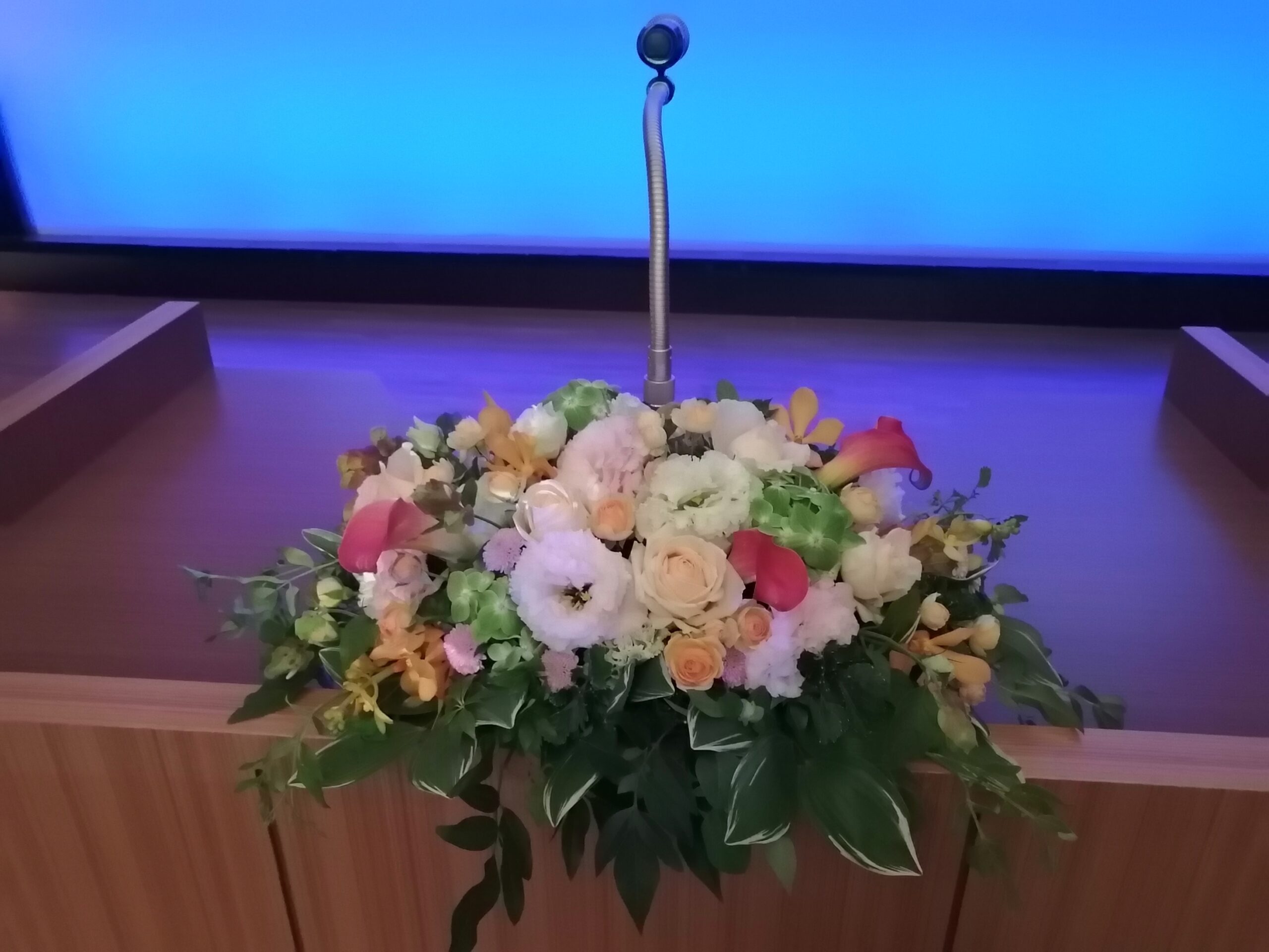 目黒　パーシモンホールの壇上装花アレンジメント