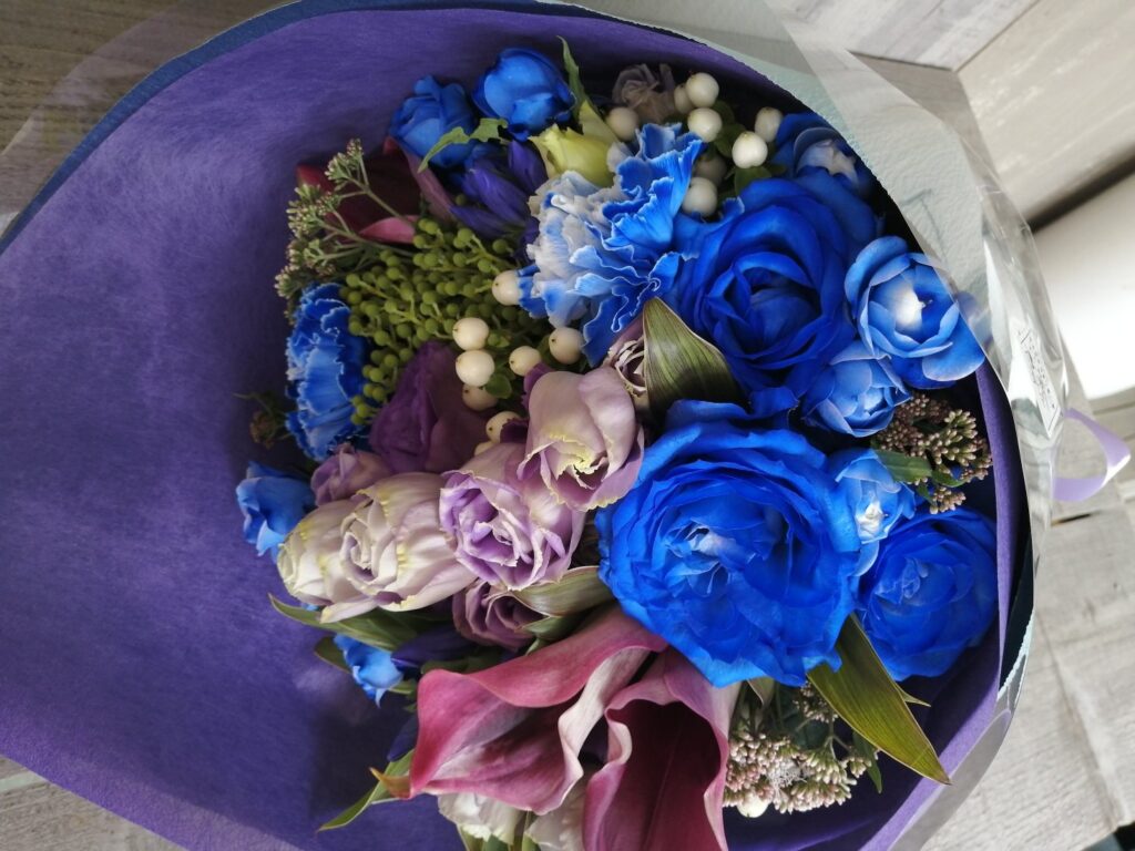 青いバラ　花束