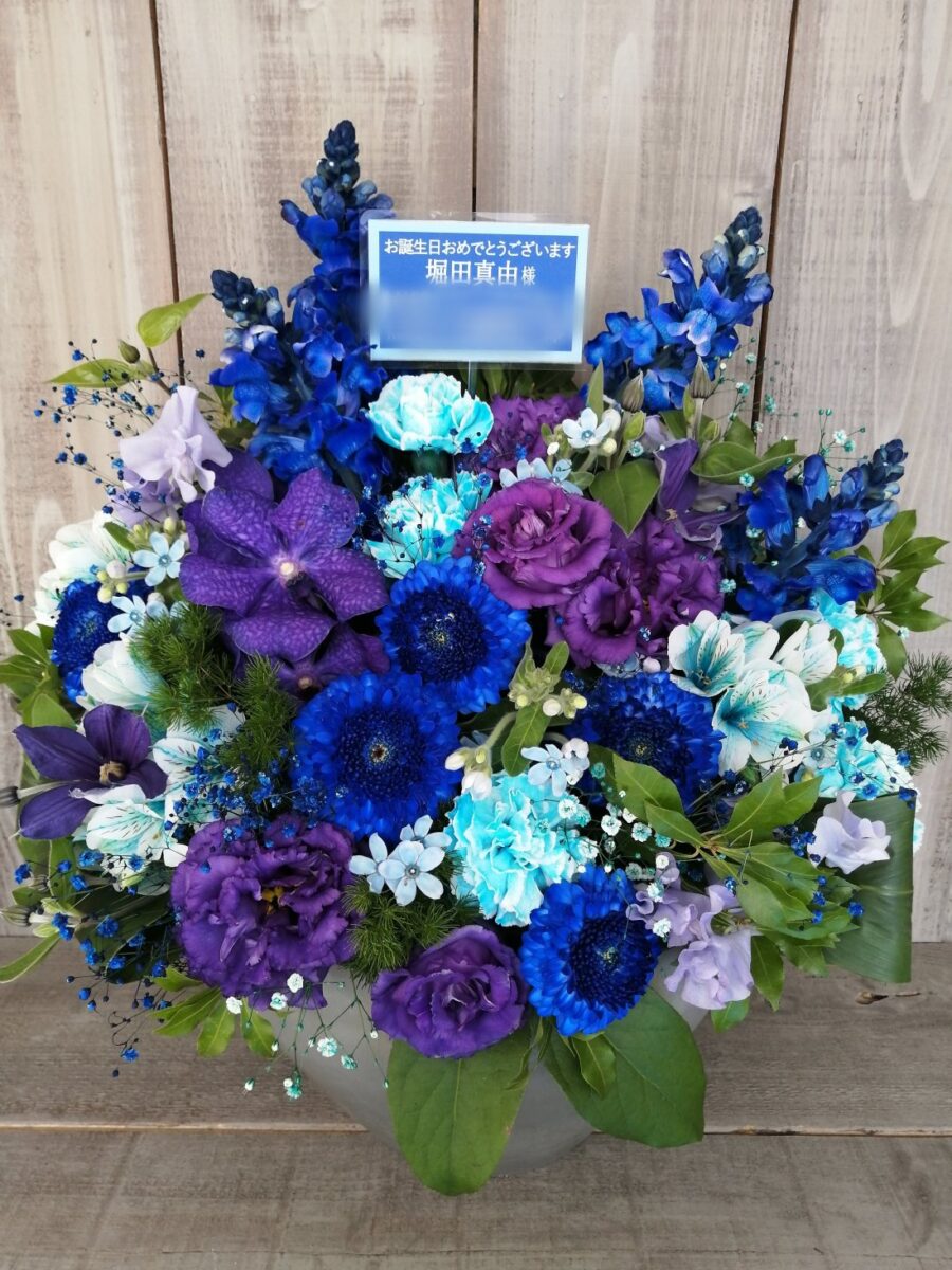 青い花のアレンジメント