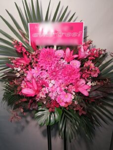 クラブチッタ川崎にお届けしたピンク系スタンド花