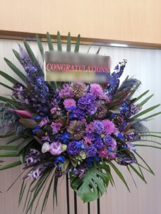 日本武道館にお届けの紫色系スタンド花