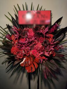 中野サンプラザホールにお届けした赤と黒のスタンド花