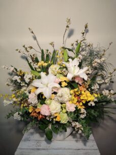  丸の内トラストタワーN館にお届けの入社式の装花アレンジメント