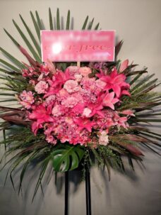 ピンク系花材で作成の公演御祝いのスタンド花