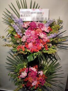 千代田区一ツ橋にオフィス移転御祝いでお届けした2段のスタンド花