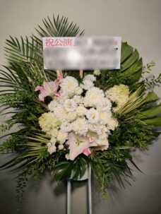 Zepp Haneda にお届けした公演お祝いの白いスタンド花