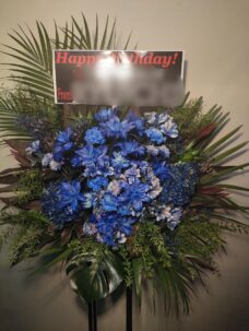 渋谷 CLUB QUATTROにお届けしたバースデイ・ライブ開催御祝いの青いスタンド花