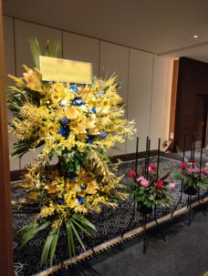 ホテルニューオータニ 鶴の間にスタンド花をお届け