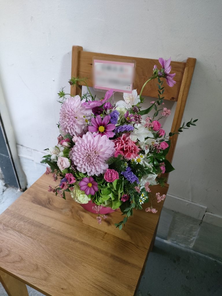 日経ホールへ花をお届け