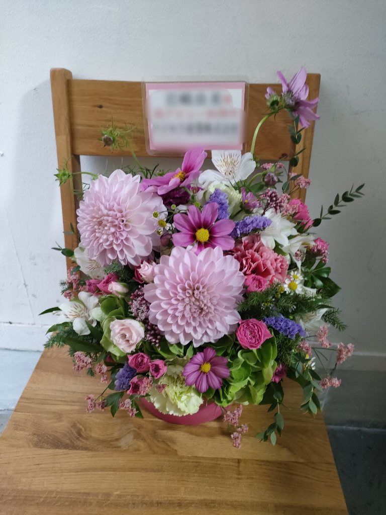 日経ホールへ花をお届け