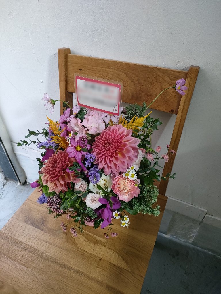 日経ホールへ花をお届け
