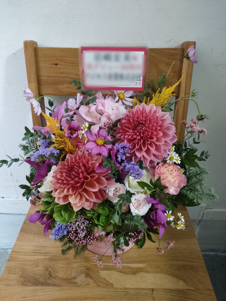 日経ホールへ花をお届け