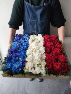 フレンチレストランにお届けしたフランス国旗(トリコロール)の生花アレンジメント