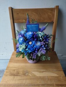声優さんの誕生日祝いに贈る青い花のアレンジメント