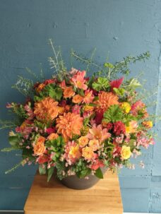オレンジのコーポレートカラーに合わせて作成のフラワーアレンジメント
