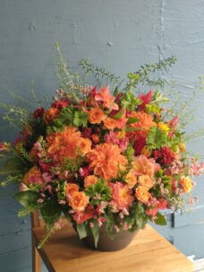 オレンジのコーポレートカラーに合わせて作成のフラワーアレンジメント